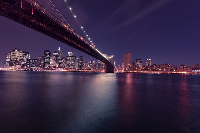 Бруклинский мост ночью, Нью-Йорк, США